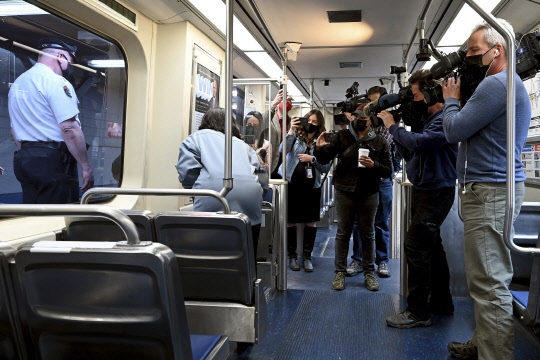 미 통근열차내 끔찍한 40분간 성폭행…방관한 승객들 처벌 면할듯